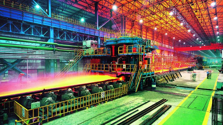 Hot rolling mill producing metal plate